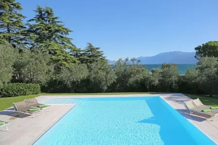 Villa Elena, architecture 1960 avec piscine et accès lac : photo 6