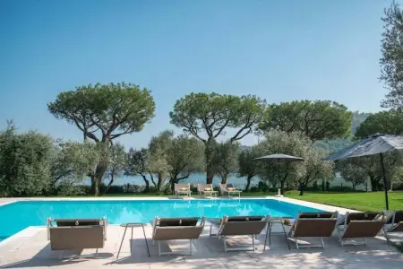 Villa Elena, architecture 1960 avec piscine et accès lac : photo 10
