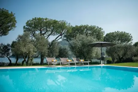 Villa Elena, architecture 1960 avec piscine et accès lac : photo 11