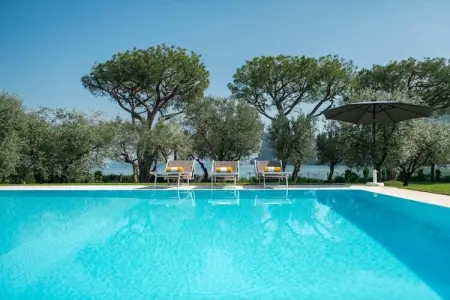 Villa Elena, architecture 1960 avec piscine et accès lac : photo 12