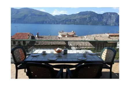 Maison rénové 2 chambres terrasse lac à Brenzone