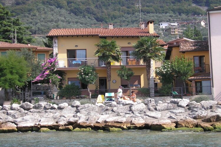 Maison au bord du lac à Malcesine, balcon vue eau - Photo 2