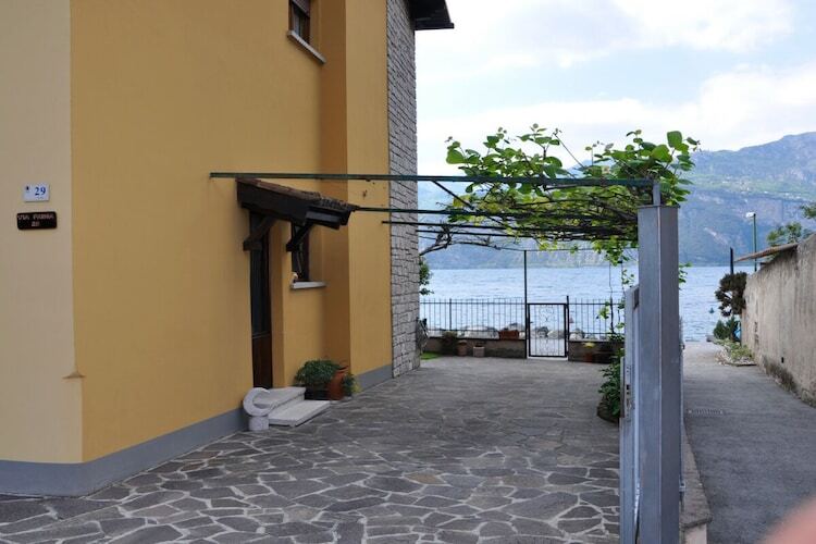 Maison au bord du lac à Malcesine, balcon vue eau - Photo 11