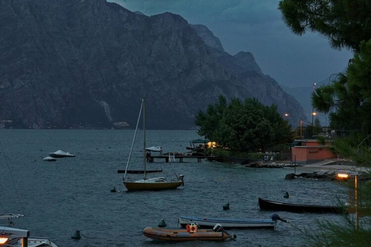 Maison au bord du lac à Malcesine, balcon vue eau - Photo 16