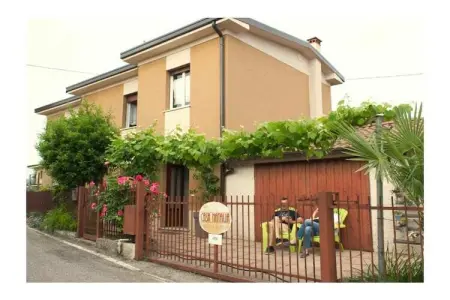 Casa Natalia à Peschiera del Garda : maison 2 chambres avec jardin : photo 1
