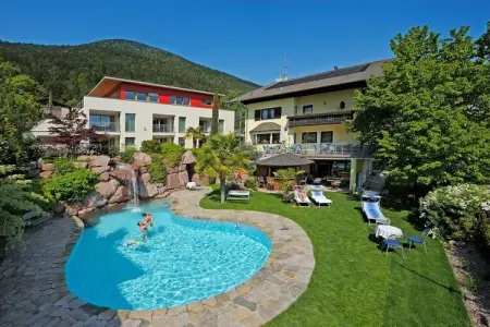 Maison de vacances moderne à Tisens, piscine et jardin : photo 1