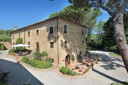 Maison Pyrus à Montaione : piscine et terrasse