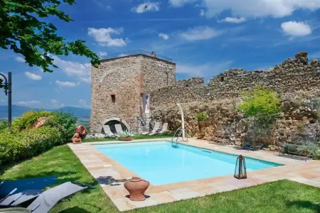 Maison-tour médiévale avec piscine à Montepescali