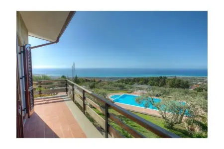 Villa Contura : 3 logements indépendants, piscine et vue Éoliennes