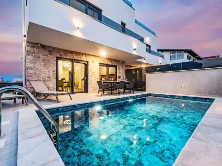 Villa Royal II Sabunike, piscine chauffée à 300 m de la mer