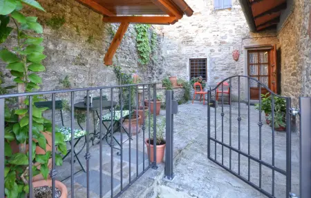Maison toscane en village fortifié près de Bibbiena