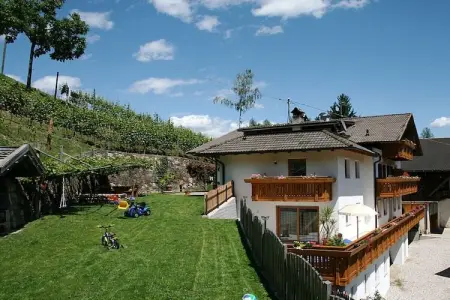 Maison de vacances ensoleillée avec terrasse à Lana : photo 1