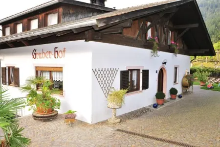 Maison de vacances ensoleillée avec terrasse à Lana : photo 2