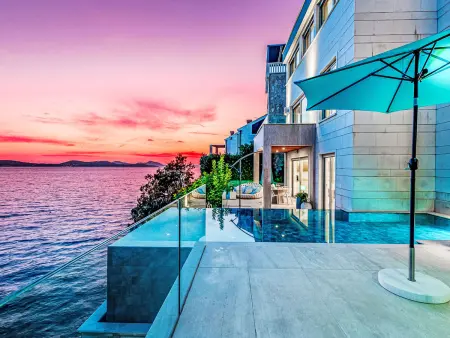 Villa 5 chambres avec piscine chauffée à 20m de la mer : photo 1