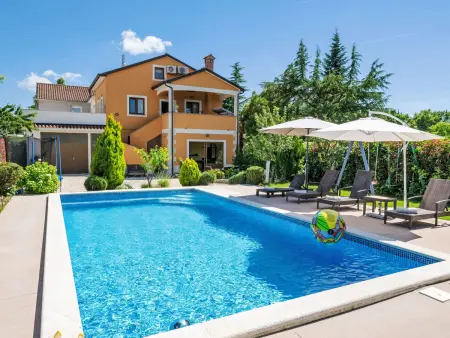 Villa Gracia avec piscine privée et vue campagne à Gračišće : photo 1