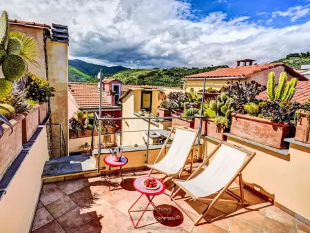 Maison historique avec vue mer et montagnes à Civezza : photo 1