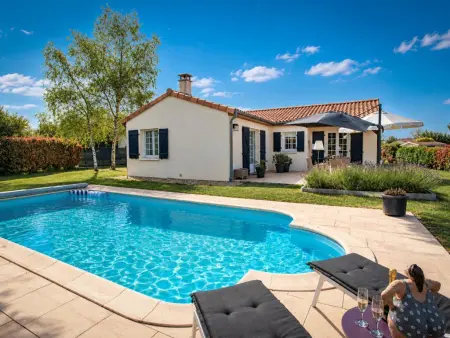 Maison avec piscine privée et golf à 1 km, Vasles : photo 1