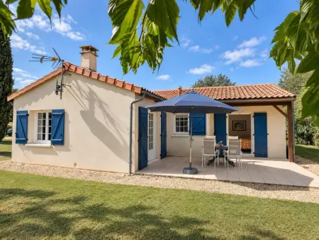 Maison Vieille Vigne 30 : jardin privé et cheminée à Vasles : photo 1