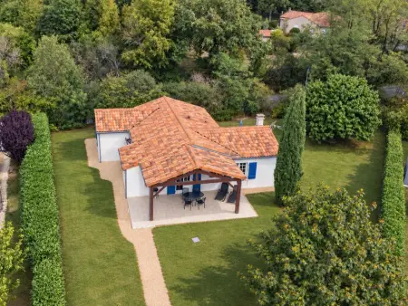 Maison Vieille Vigne 30 : jardin privé et cheminée à Vasles : photo 2
