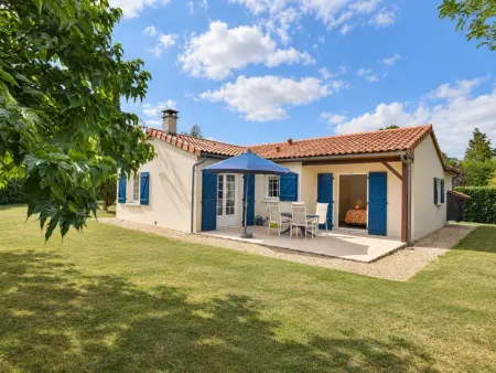 Maison Vieille Vigne 30 : jardin privé et cheminée à Vasles : photo 5