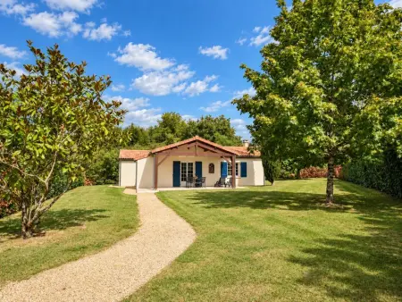 Maison Vieille Vigne 30 : jardin privé et cheminée à Vasles : photo 7