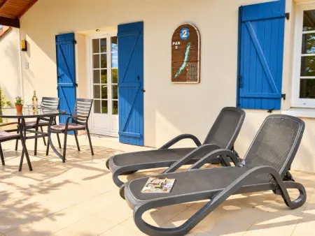 Maison Vieille Vigne 30 : jardin privé et cheminée à Vasles : photo 10
