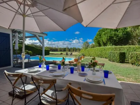 Maison de plain-pied avec piscine privée chauffée à Vasles : photo 2