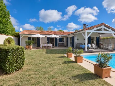 Maison de plain-pied avec piscine privée chauffée à Vasles : photo 3