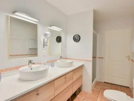Maison de plain-pied avec piscine privée chauffée à Vasles : photo 7