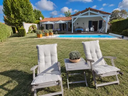 Maison de plain-pied avec piscine privée chauffée à Vasles : photo 8