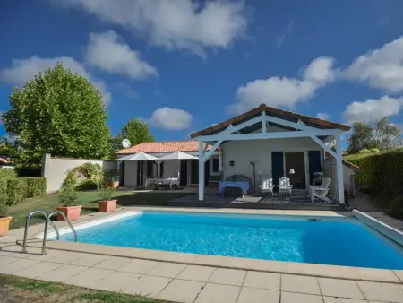 Maison de plain-pied avec piscine privée chauffée à Vasles : photo 10