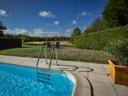Maison de plain-pied avec piscine privée chauffée à Vasles : photo 11