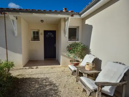 Maison de plain-pied avec piscine privée chauffée à Vasles : photo 16