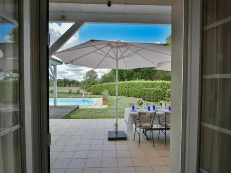 Maison de plain-pied avec piscine privée chauffée à Vasles : photo 18