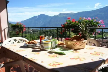 Maison avec balcon face au lac de Garde à Prabion : photo 1