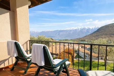 Maison avec balcon face au lac de Garde à Prabion : photo 3