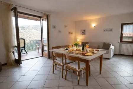 Maison avec balcon face au lac de Garde à Prabion : photo 5