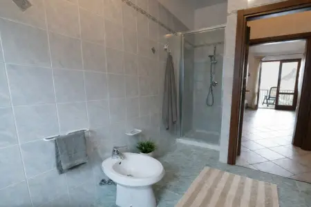Maison avec balcon face au lac de Garde à Prabion : photo 12