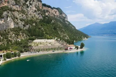 Maison avec balcon face au lac de Garde à Prabion : photo 16