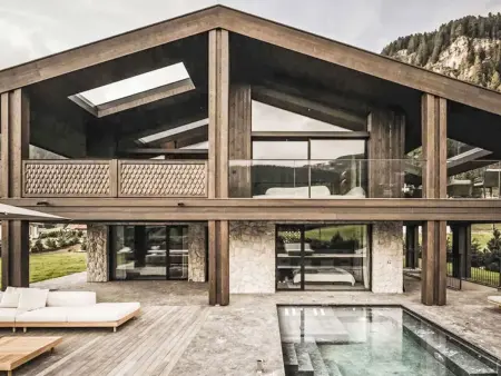 Chalet Aurora avec piscine chauffée et sauna, Santa Cristina : photo 1