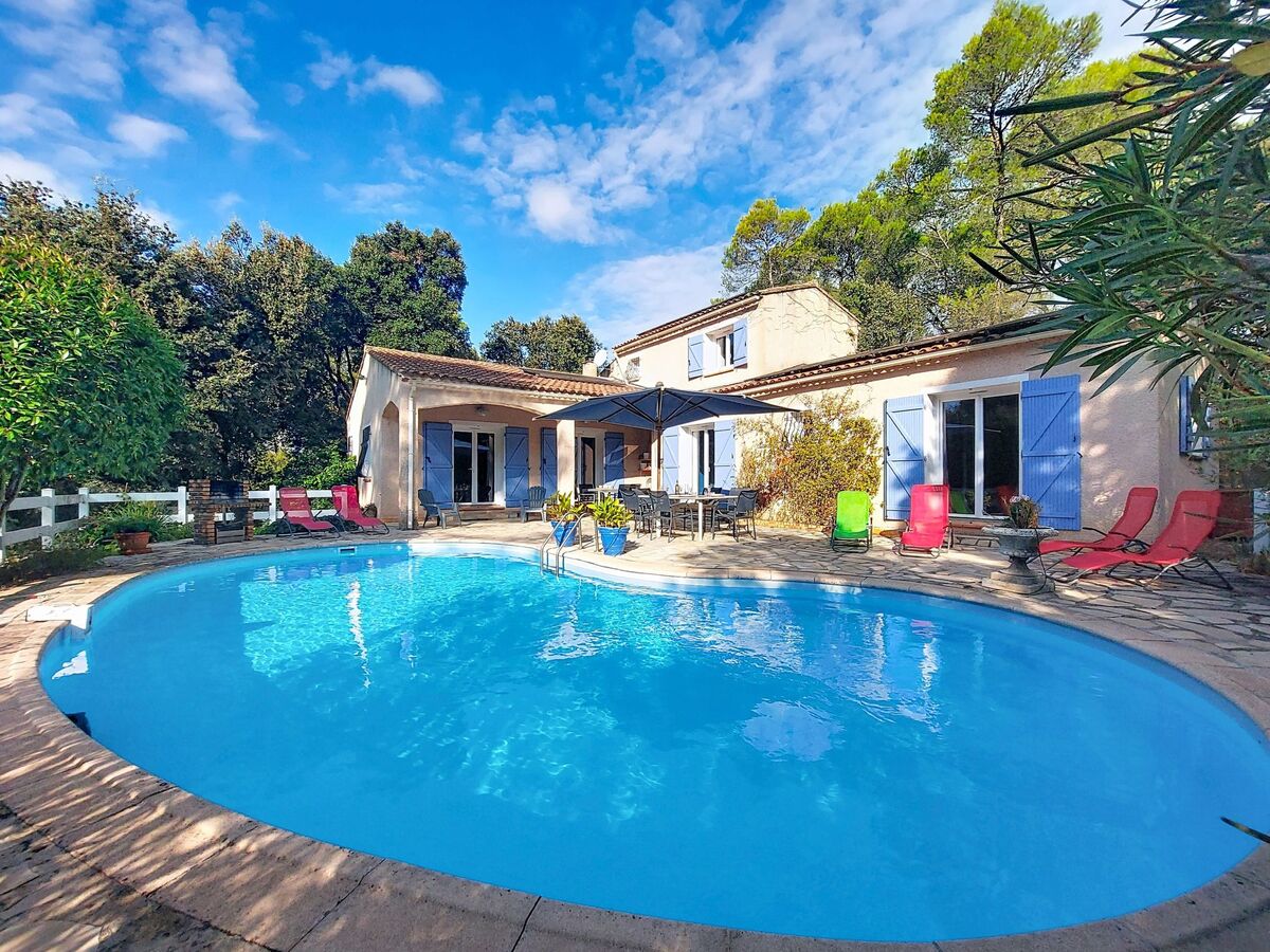 Maison avec piscine privée et terrain de 8 000 m² à Besse-sur-Issole - Photo 1