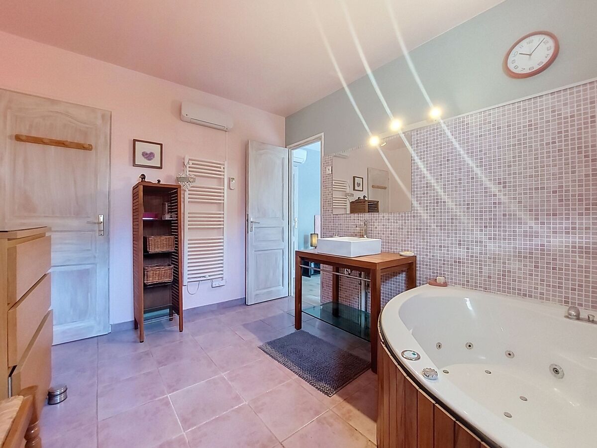 Maison avec piscine privée et terrain de 8 000 m² à Besse-sur-Issole - Photo 36