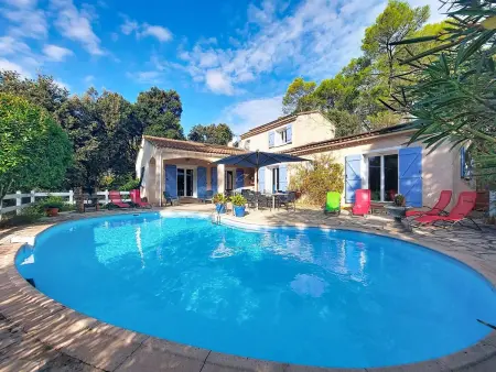 Maison avec piscine privée et terrain de 8 000 m² à Besse-sur-Issole