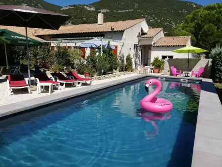 Appartement de 50 m² avec piscine privée à Rustrel, Provence : photo 1