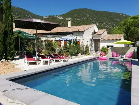 Appartement de 50 m² avec piscine privée à Rustrel, Provence : photo 2