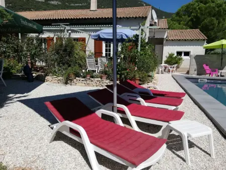 Appartement de 50 m² avec piscine privée à Rustrel, Provence : photo 4