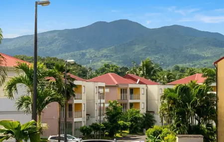 Appartement 54 m² vue jardin et montagne, parking inclus, Sainte-Rose : photo 1