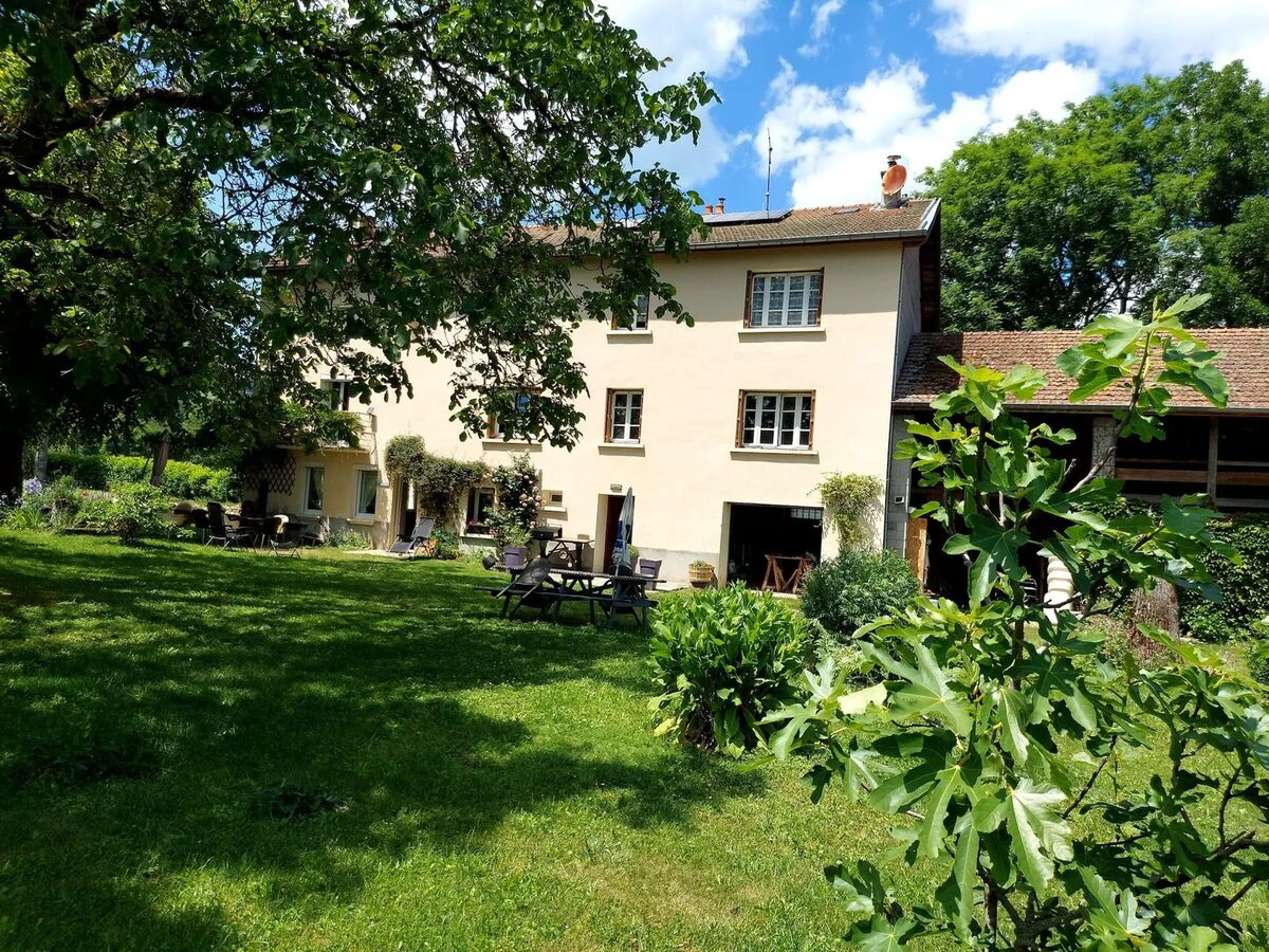 Appartement 90 m² avec jardin clos et cheminée à Noirétable - Photo 2