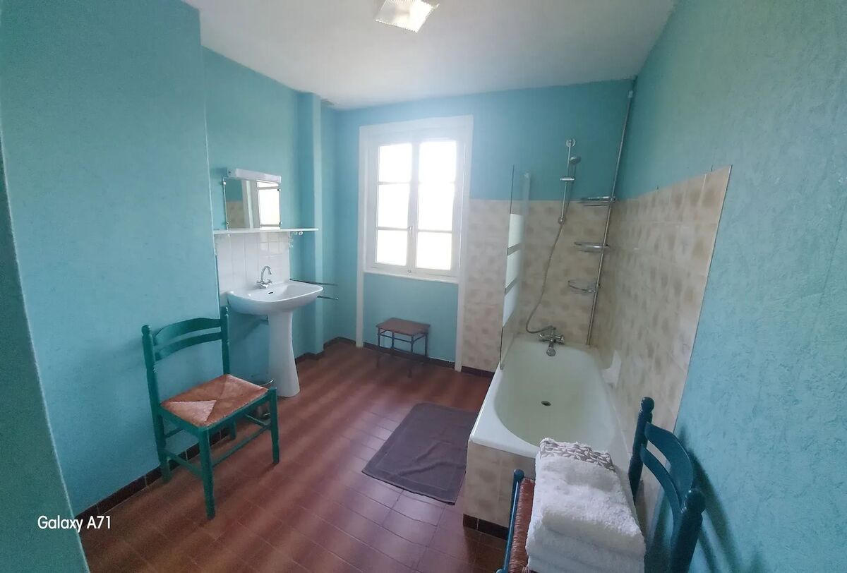 Appartement 90 m² avec jardin clos et cheminée à Noirétable - Photo 13