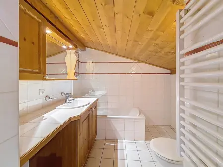 Appartement mansardé skis aux pieds aux Menuires, balcon et piscine : photo 8